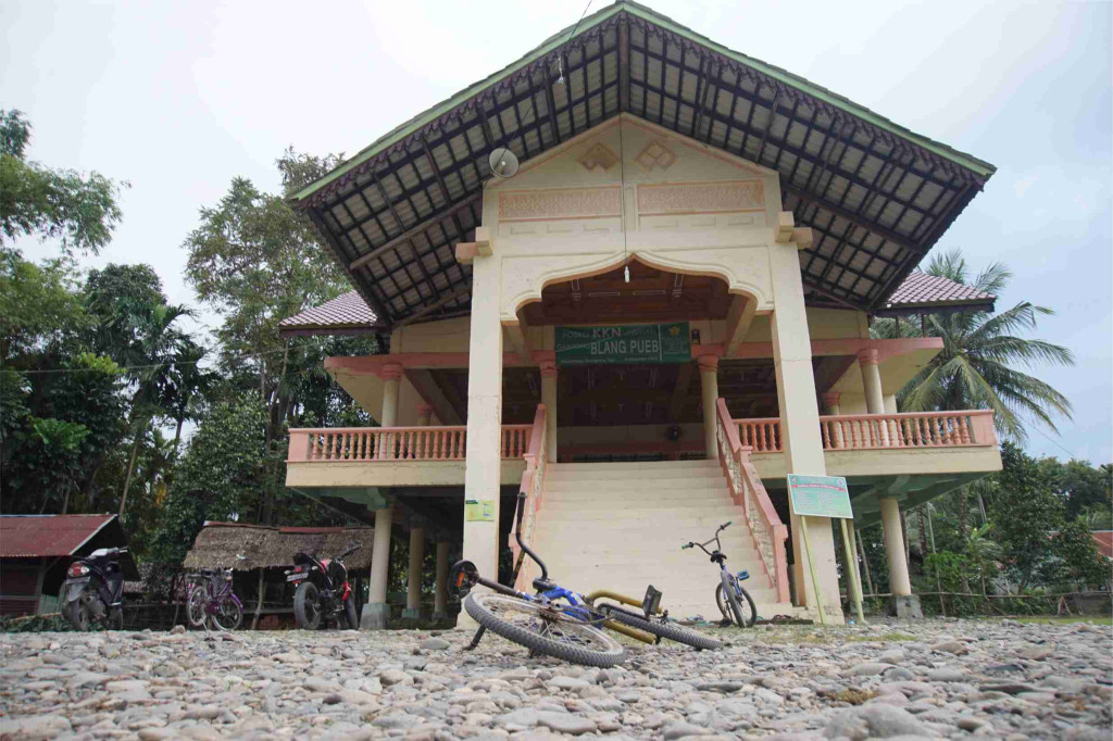 Balai desa dan Meunasah di Gampong Blang Pueb